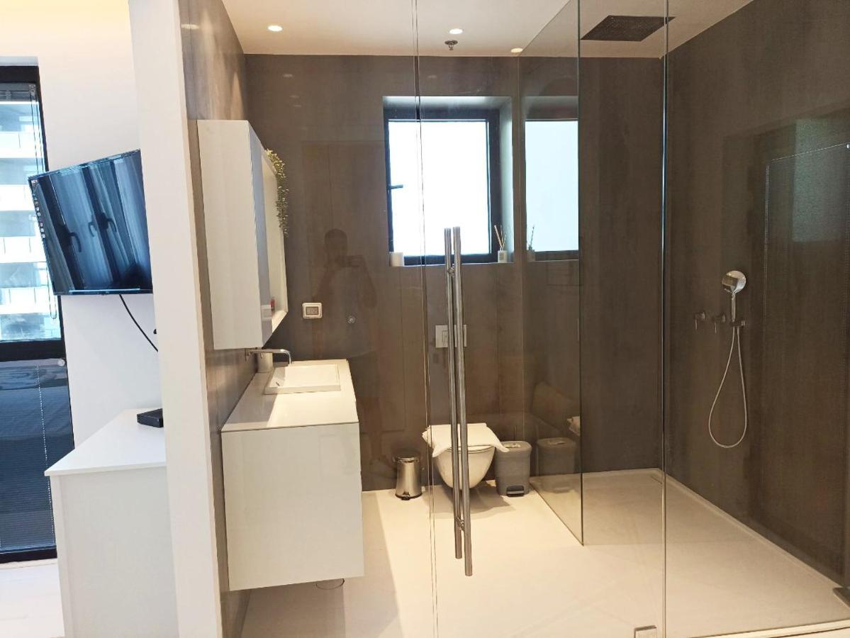 Апартаменты Yalarent Sea-Breeze Penthouse With Jacuzzi Бат-Ям Экстерьер фото